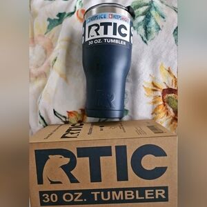 RTIC 30 oz Stainless Steel Tumbler Generation One Powder Coated Hot/Cold Drinks